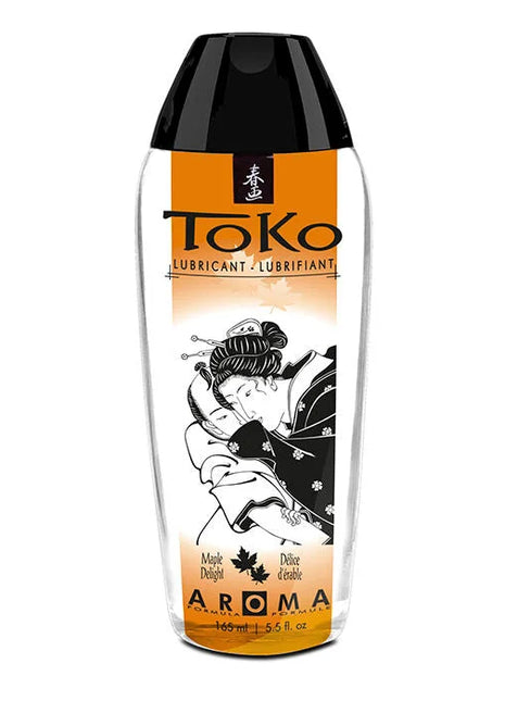 Klarer plastikflasche mit schwarzem verschluss und orangefarbenem etikett mit geisha-illustration für toko aroma gleitmittel