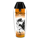 Klarer plastikflasche mit schwarzem verschluss und orangefarbenem etikett mit geisha-illustration für toko aroma gleitmittel