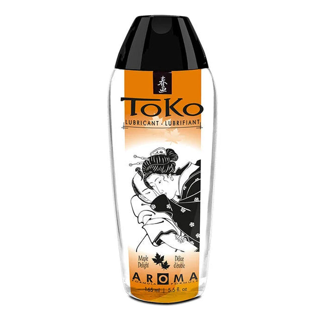 Klarer plastikflasche mit schwarzem verschluss und orangefarbenem etikett mit geisha-illustration für toko aroma gleitmittel