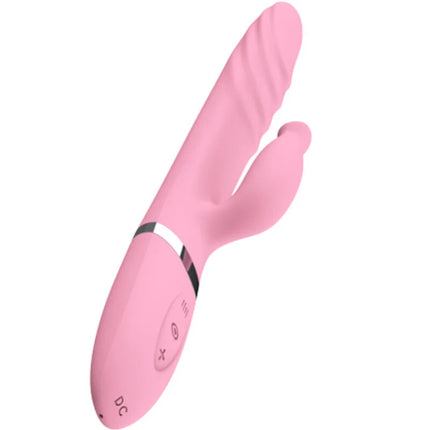 Pink silikonspielzeug mit gebogenem, geripptem design und silbernem akzentband nahe der basis für sinnliche stimulation