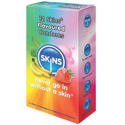 Bunte box mit 12 skins kondomen in geschmacksrichtungen mit regenbogenverlauf und bananen sowie erdbeerillustrationen