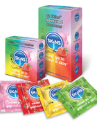 Farbenfrohe fruit-flavored skins kondome im 12er pack mit bananen- und erdbeerdesigns in lebhaften verpackungen