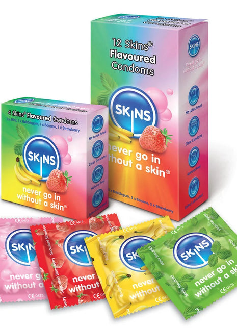 Farbenfrohe fruit-flavored skins kondome im 12er pack mit bananen- und erdbeerdesigns in lebhaften verpackungen