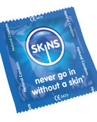 Skins condom natural bag 500 blaue verpackung mit glänzendem finish und weißem text