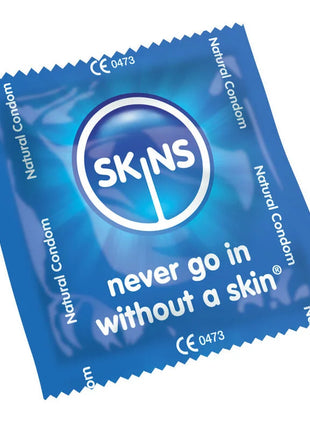 Skins condom natural bag 500 blaue verpackung mit glänzendem finish und weißem text