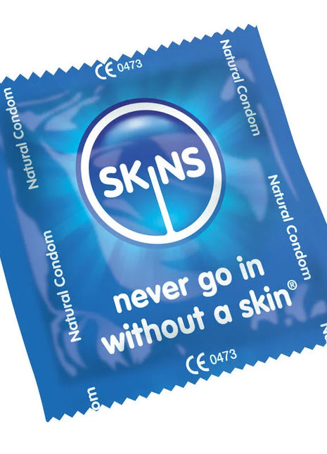 Skins condom natural bag 500 blaue verpackung mit glänzendem finish und weißem text