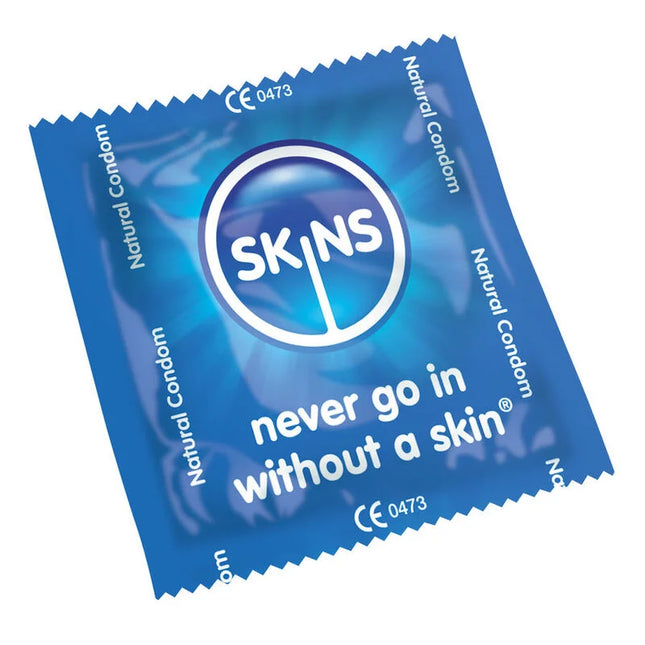 Skins condom natural bag 500 blaue verpackung mit glänzendem finish und weißem text