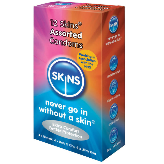 Eine lebendige pink-orange-blaue schachtel mit 12 gemischten skins kondomen und markenlogo sowie produktdetails