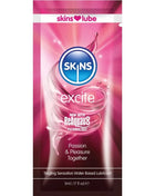 Skins excite wasserbasiertes gleitmittel mit reaquav8 technologie in pink und blau verpackung einzeldosis 5 ml
