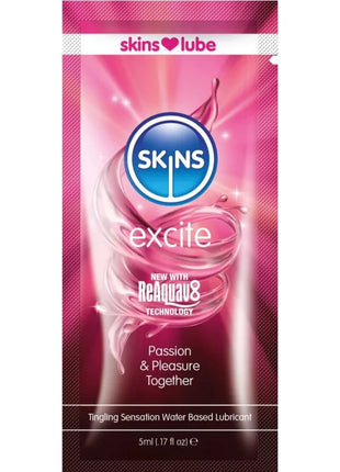 Skins excite wasserbasiertes gleitmittel mit reaquav8 technologie in pink und blau verpackung einzeldosis 5 ml