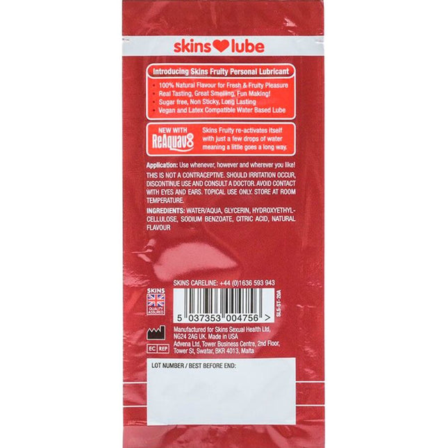 Rote plastikpackung mit skins fruchtigem wasserbasiertem erdbeer-gleitmittel in einzeldosierung 5 ml