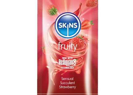 Skins fruchtiges wasserbasiertes gleitmittel erdbeere in rotem glänzendem beutel mit logos und aromatisch fruchtigem duft