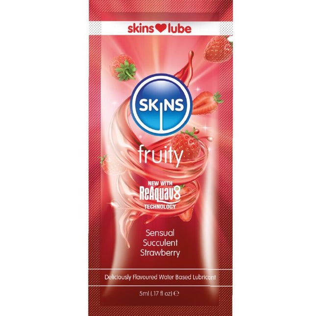 Skins fruchtiges wasserbasiertes gleitmittel erdbeere in rotem glänzendem beutel mit logos und aromatisch fruchtigem duft