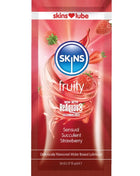 Skins fruchtiges wasserbasiertes gleitmittel erdbeere in rotem glänzendem beutel mit logos und aromatisch fruchtigem duft