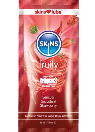 Skins fruchtiges wasserbasiertes gleitmittel erdbeere in rotem glänzendem beutel mit logos und aromatisch fruchtigem duft