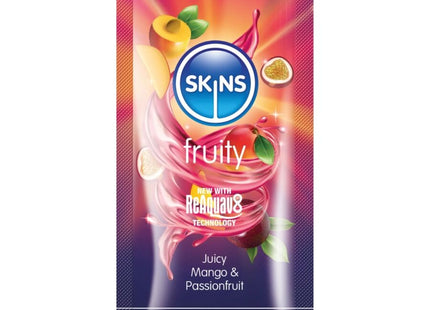 Ein lebhaftes pink und lila pouch von skins fruchtigem wasserbasiertem gleitmittel mit mango und passionsfrucht
