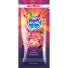 Ein lebhaftes pink und lila pouch von skins fruchtigem wasserbasiertem gleitmittel mit mango und passionsfrucht