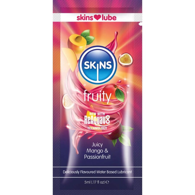 Ein lebhaftes pink und lila pouch von skins fruchtigem wasserbasiertem gleitmittel mit mango und passionsfrucht