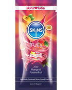 Ein lebhaftes pink und lila pouch von skins fruchtigem wasserbasiertem gleitmittel mit mango und passionsfrucht