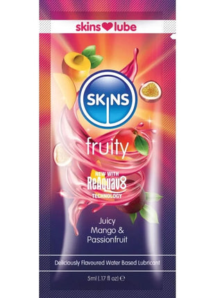 Ein lebhaftes pink und lila pouch von skins fruchtigem wasserbasiertem gleitmittel mit mango und passionsfrucht