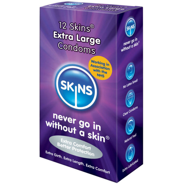 Lila verpackung von skins hautkondomen extra groß 12er pack mit blauem logo und weißem text