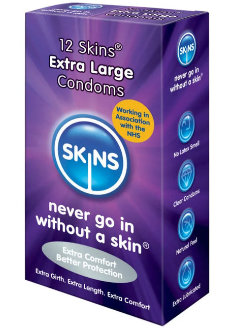 Lila verpackung von skins hautkondomen extra groß 12er pack mit blauem logo und weißem text