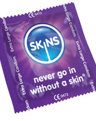 Lila verpackte skins extra große kondome mit blauem kreislogo und weißem text in der tasche 500 version