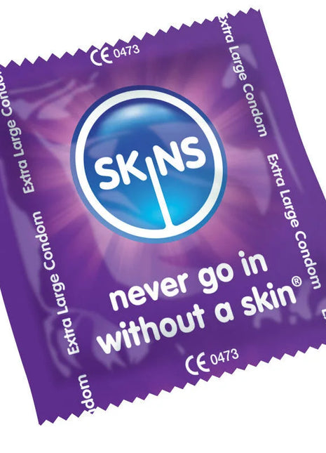 Lila verpackte skins extra große kondome mit blauem kreislogo und weißem text in der tasche 500 version