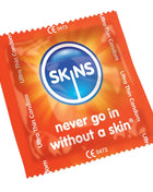 Orange folieverpackung für skins hautkondom ultra dünn mit blauem logo und slogan never go in without a skin