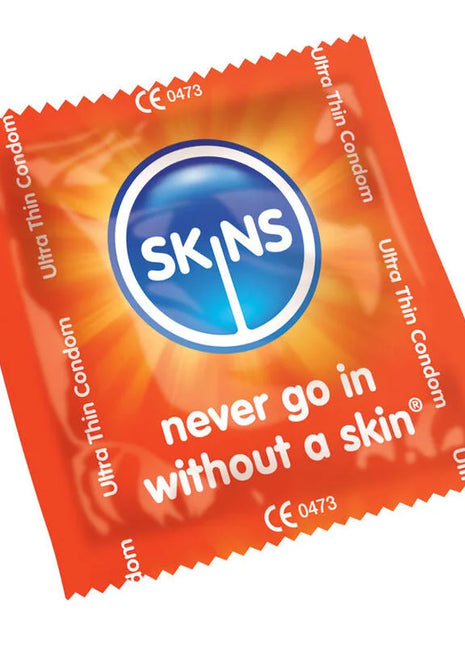 Orange folieverpackung für skins hautkondom ultra dünn mit blauem logo und slogan never go in without a skin