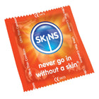Orange folieverpackung für skins hautkondom ultra dünn mit blauem logo und slogan never go in without a skin