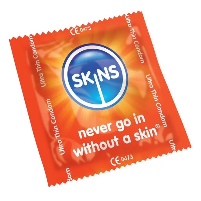 Orange folieverpackung für skins hautkondom ultra dünn mit blauem logo und slogan never go in without a skin