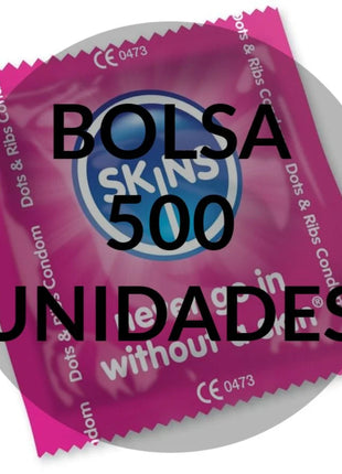 Ein leuchtend pinker, glänzender skins kondombeutel mit blauem logo und weißem text für 500 einheiten