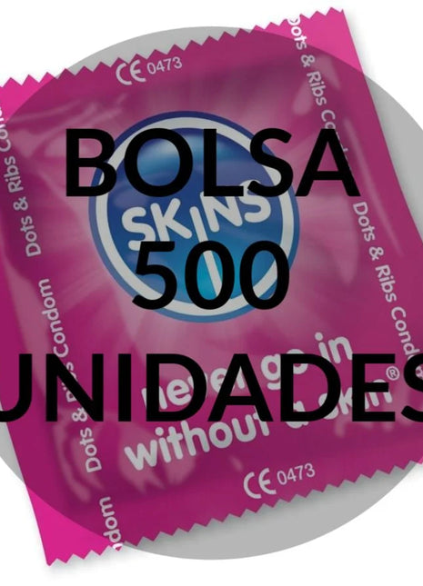 Ein leuchtend pinker, glänzender skins kondombeutel mit blauem logo und weißem text für 500 einheiten
