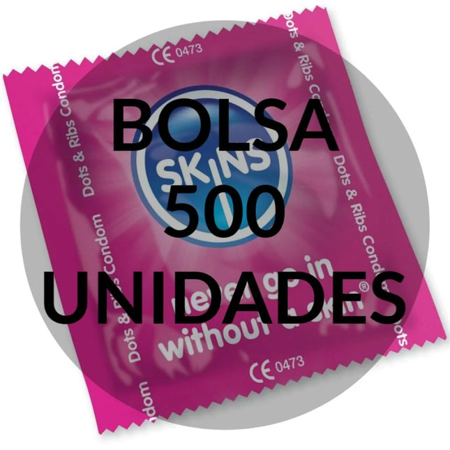 Ein leuchtend pinker, glänzender skins kondombeutel mit blauem logo und weißem text für 500 einheiten