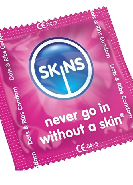 Pink folie verpackung von skins kondome punkte und streifen mit blauem logo und weißem text