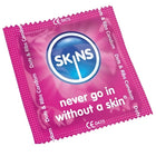 Pink folie verpackung von skins kondome punkte und streifen mit blauem logo und weißem text