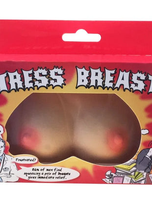 Rote plastikbox mit einem paar beiger silikonähnlicher stress-relief brüste von spencer & fleetwood