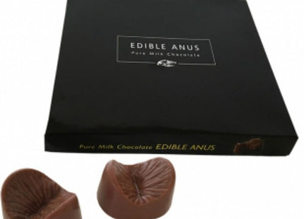 Ein paar braune melkuchenschokoladen in anusform in einer schwarzen schachtel von spencer und fleetwood chocolate