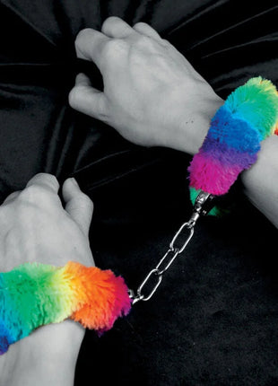 Spencer & fleetwood handschellen aus metall mit regenbogengefütterten flauschigen handschlaufen und kette