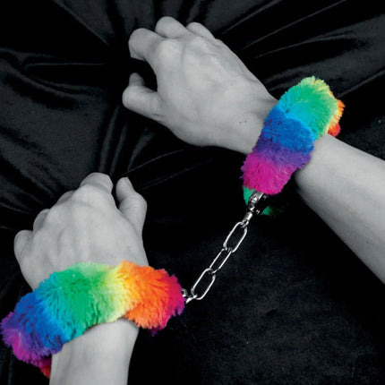 Spencer & fleetwood handschellen aus metall mit regenbogengefütterten flauschigen handschlaufen und kette