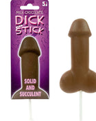 Ein brauner milchschokolade-lutscher in penisshaped form in lila verpackung mit pinkem text von spencer & fleetwood