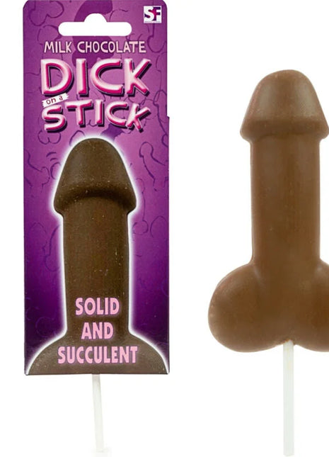 Ein brauner milchschokolade-lutscher in penisshaped form in lila verpackung mit pinkem text von spencer & fleetwood