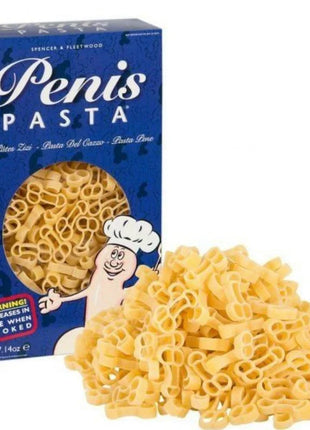 Blaue box mit penisförmiger pasta 200 g von spencer und fleetwood mit cartoon-kochmaskottchen und pasta in penisform