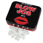 Schwarze und rote metalldose mit roten buchstaben blow job mints und weißen willi-förmigen zuckfreien mints von spencer & fleetwood