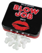 Schwarze und rote metalldose mit roten buchstaben blow job mints und weißen willi-förmigen zuckfreien mints von spencer & fleetwood