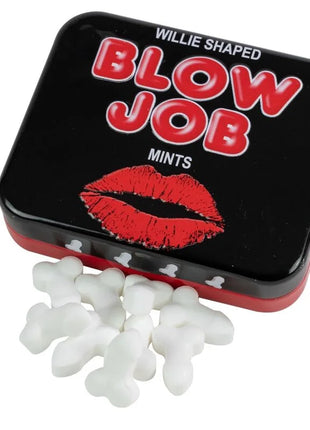 Schwarze und rote metalldose mit roten buchstaben blow job mints und weißen willi-förmigen zuckfreien mints von spencer & fleetwood