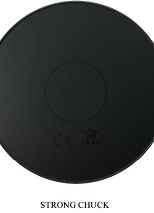 Schwarzes rundes kabelloses ladepad mit matter oberfläche und dezenten prägesymbolen für stecker mit vibration und rotation