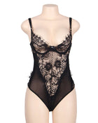 Schwarzer lace teddy queens plus mit floralen spitzenmustern und transparenten mesh-einsätzen