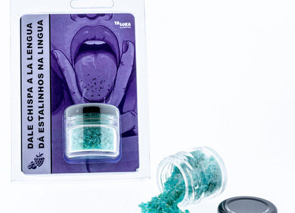 Ein kleines klares glas mit schwarzem deckel gefüllt mit leuchtend türkisfarbenen kristallinen flocken von taloka prickelnd für die zunge magische küsse der blauen himbeere
